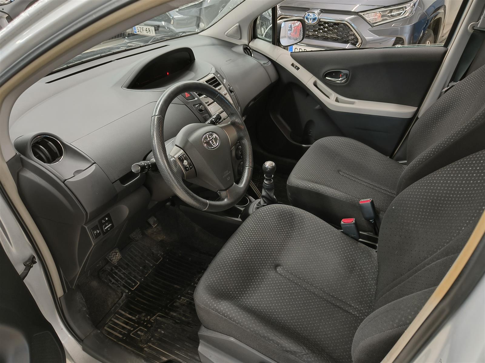 TOYOTA Yaris 2011