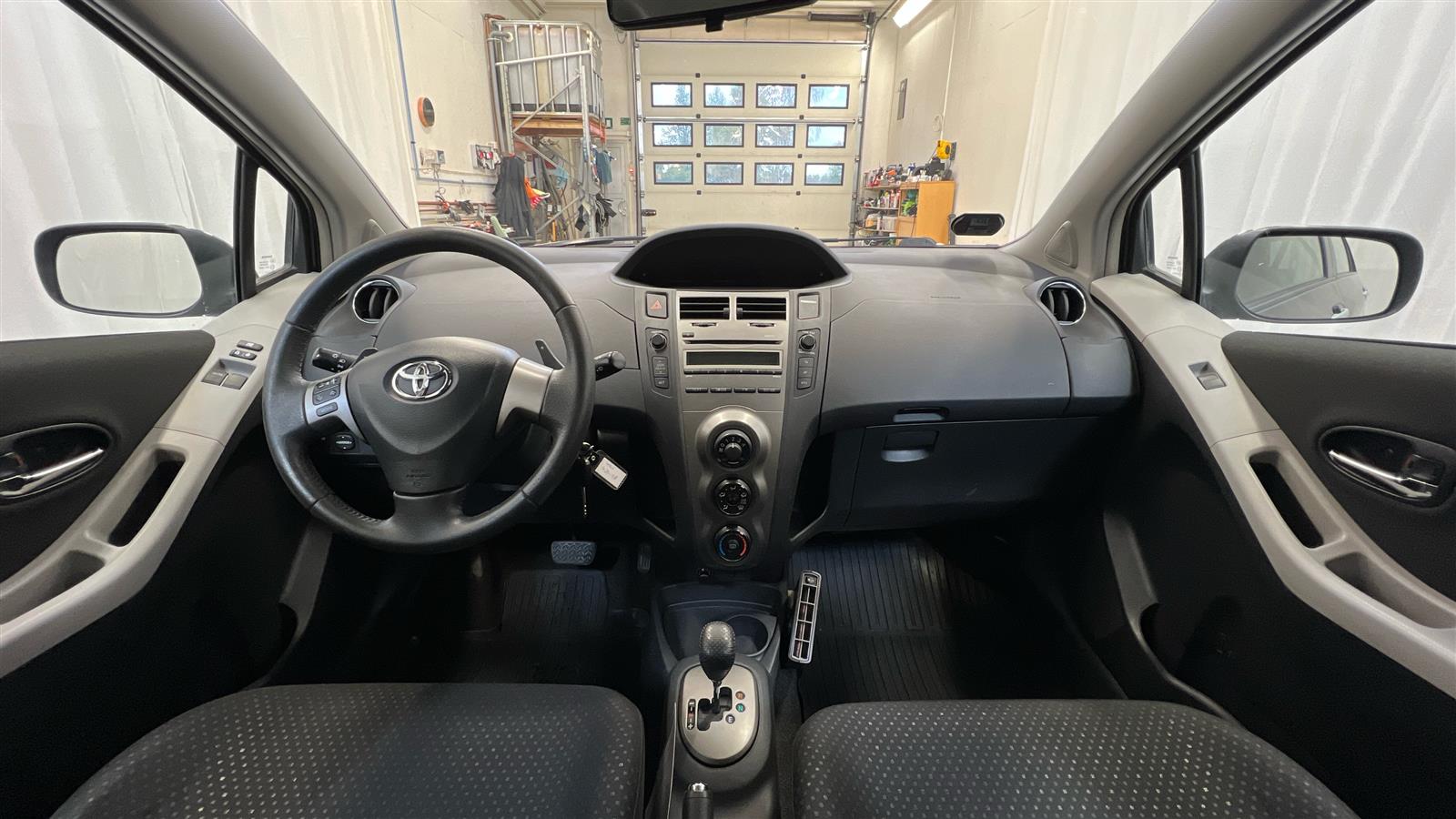 TOYOTA Yaris 2011