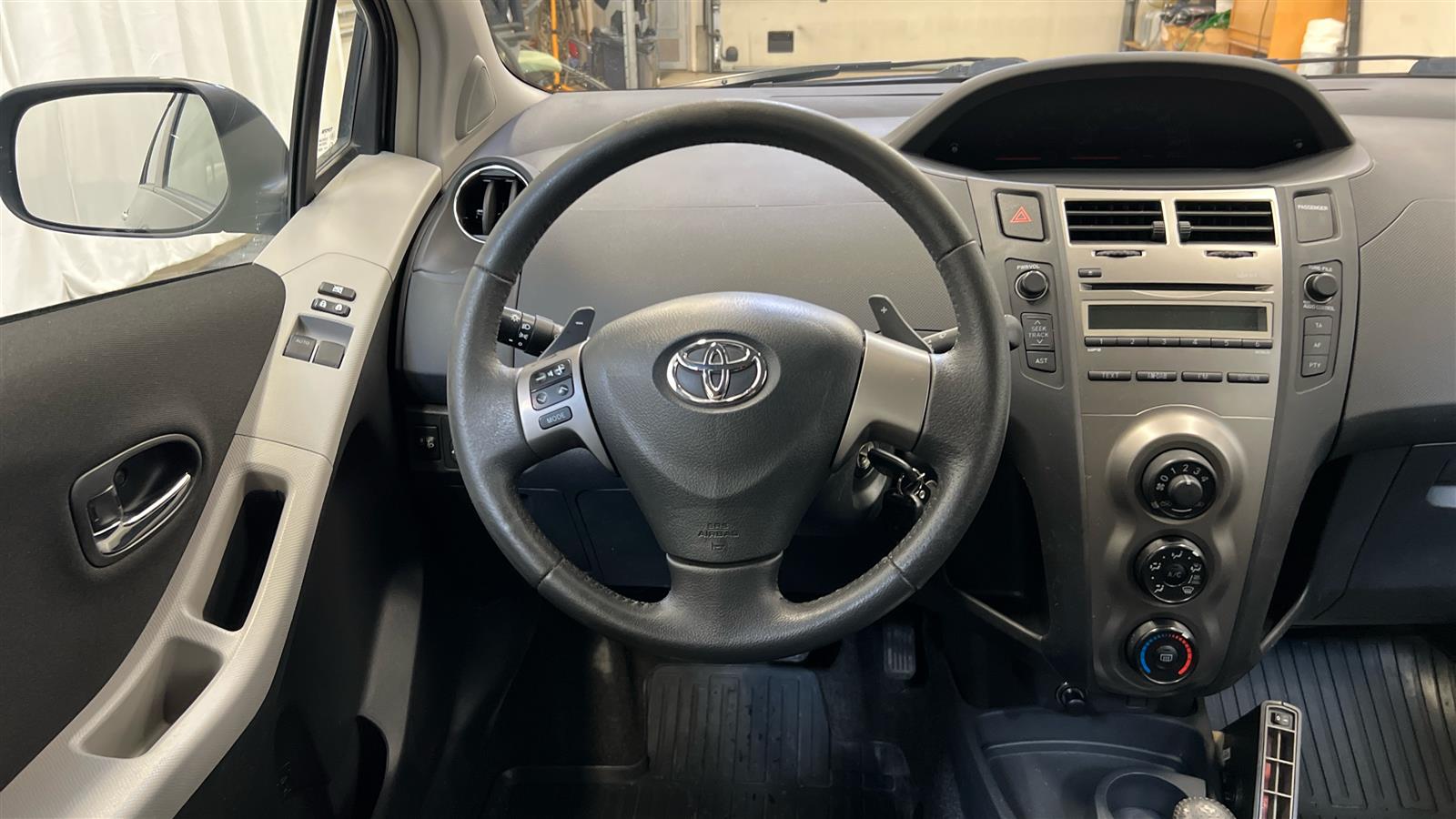 TOYOTA Yaris 2011
