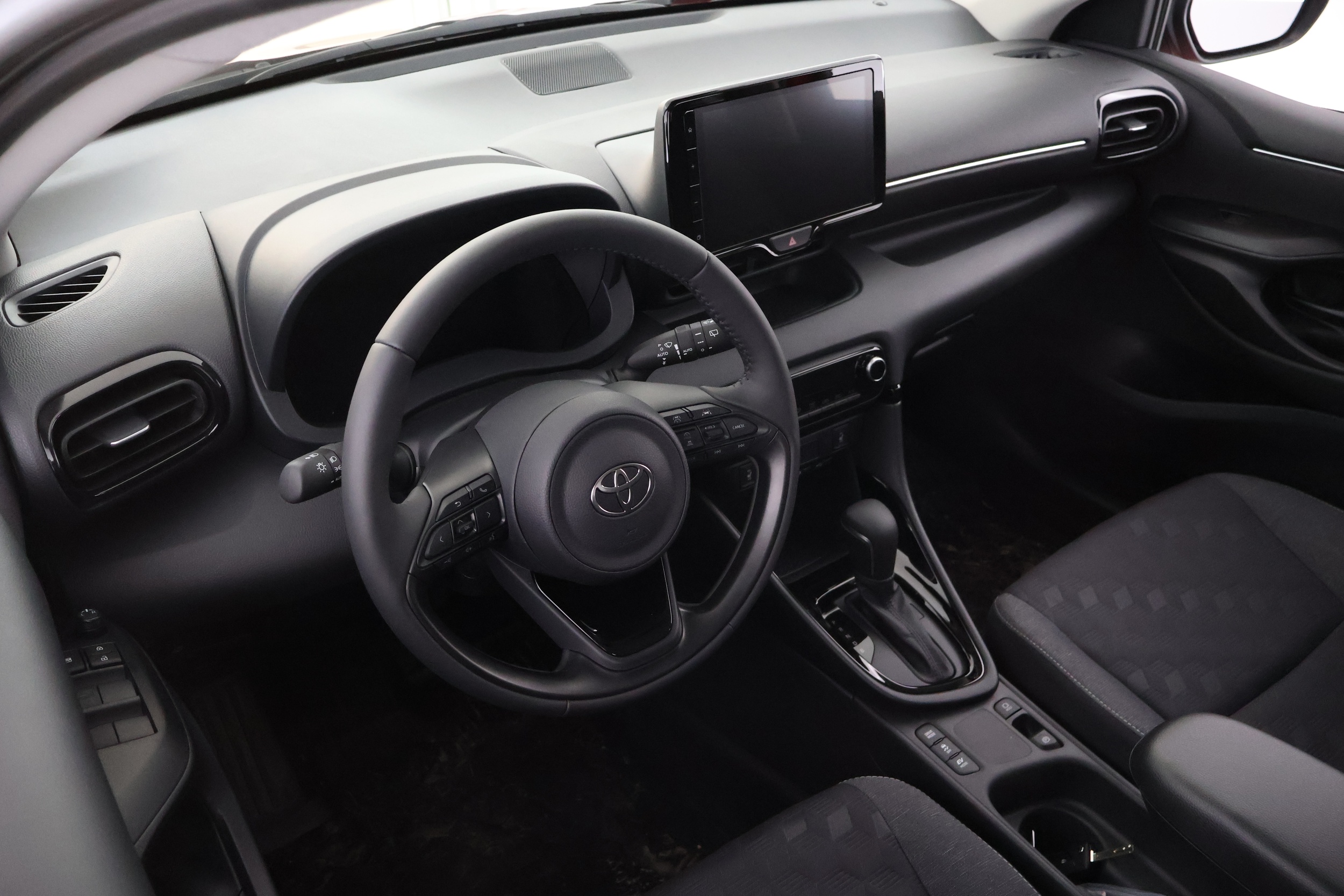 TOYOTA Yaris 18