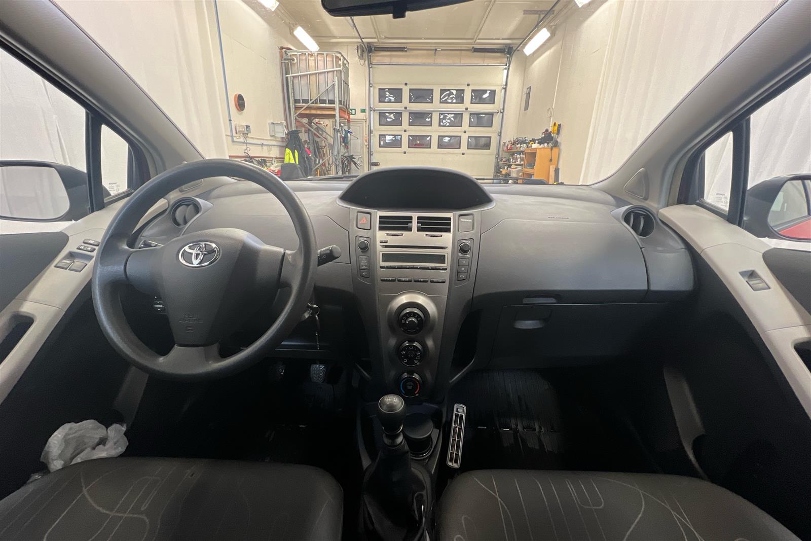 TOYOTA Yaris 2011