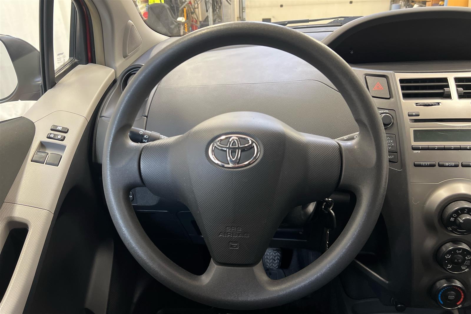 TOYOTA Yaris 2011