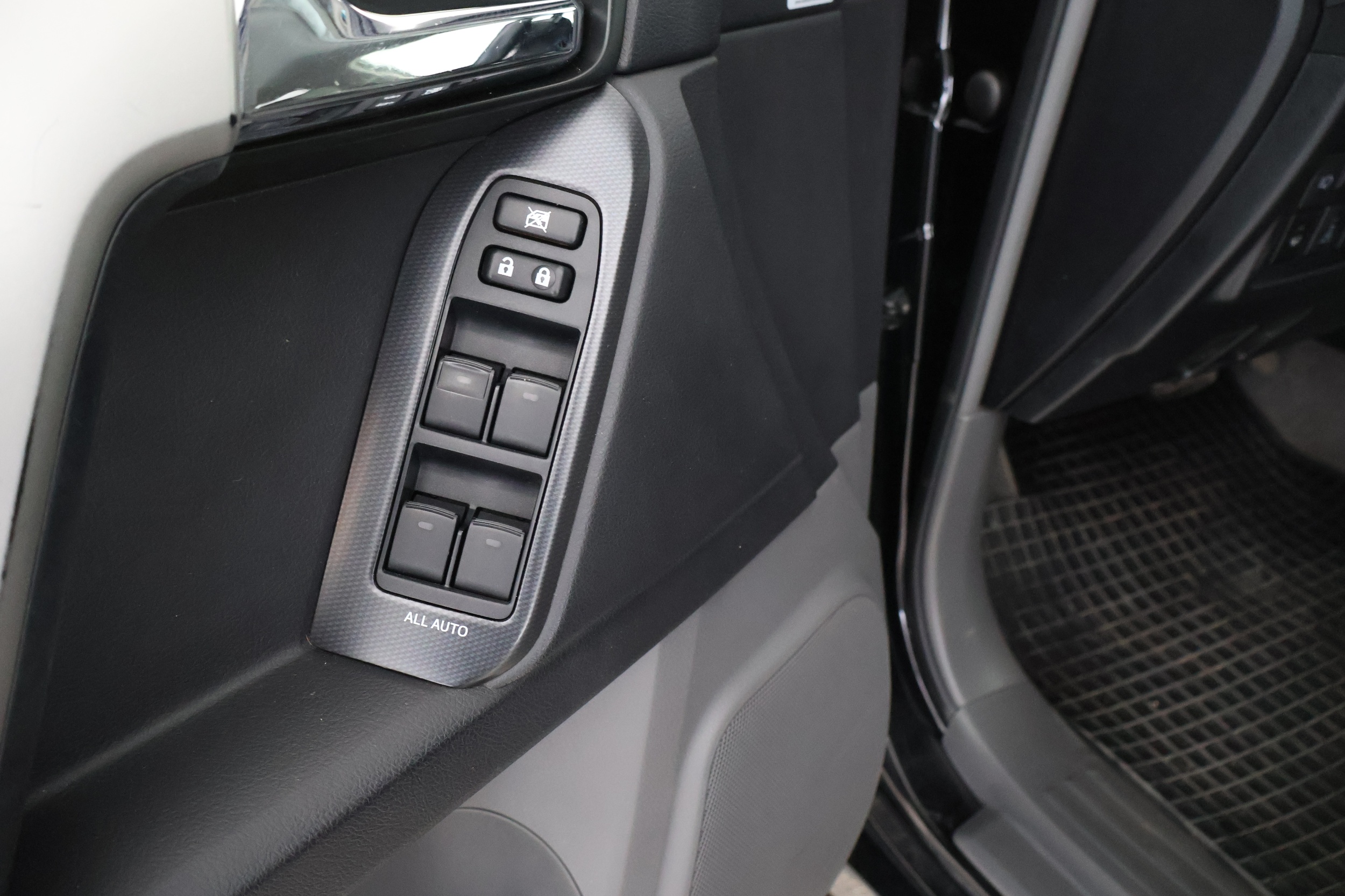 Toyota Land Cruiser 2011
