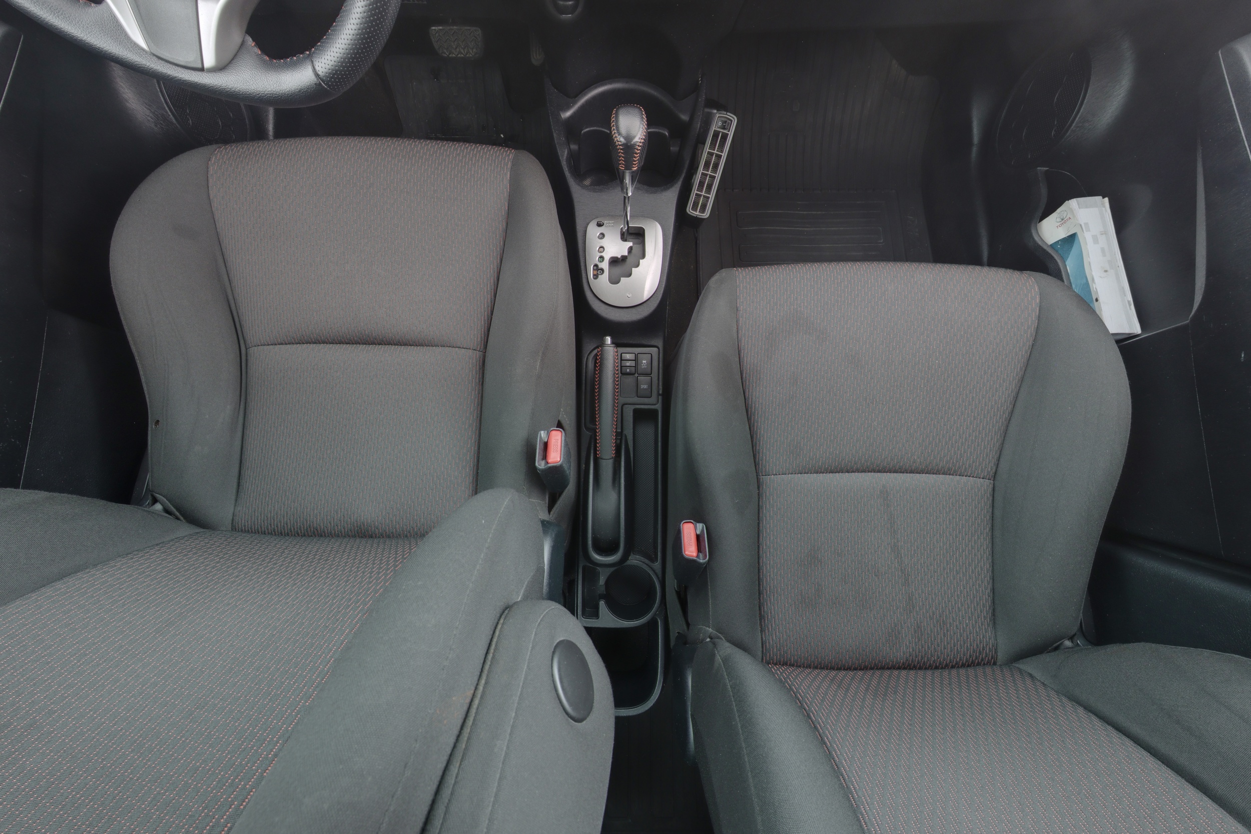TOYOTA Yaris 2012