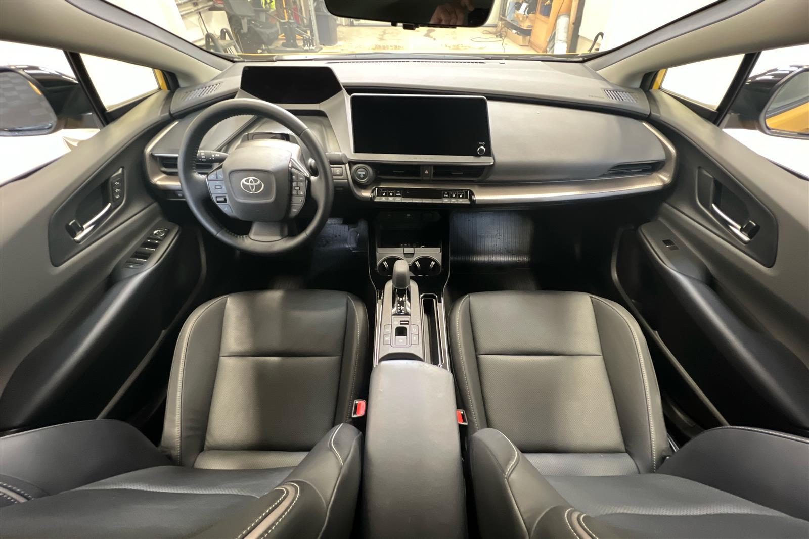 TOYOTA Prius Plug-in 2024