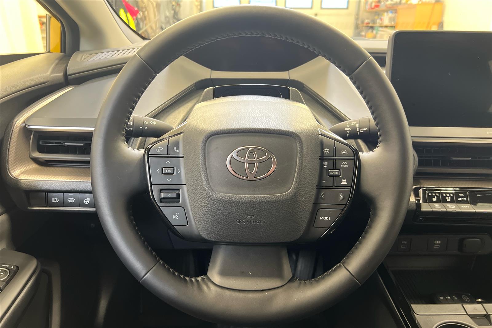 TOYOTA Prius Plug-in 2024