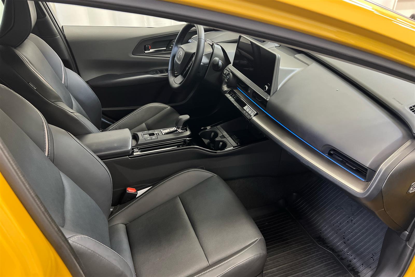 TOYOTA Prius Plug-in 2024