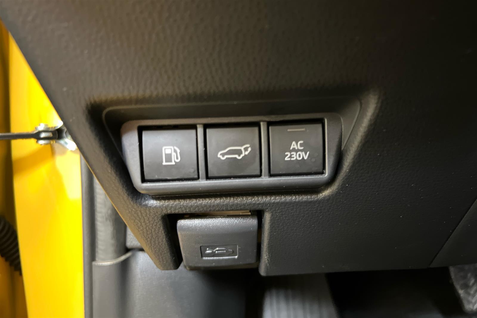 TOYOTA Prius Plug-in 2024