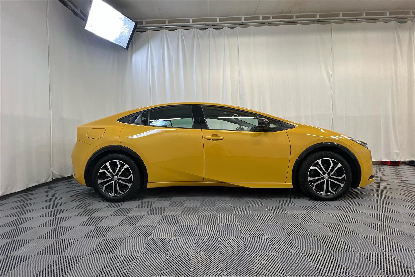 TOYOTA Prius Plug-in 2024