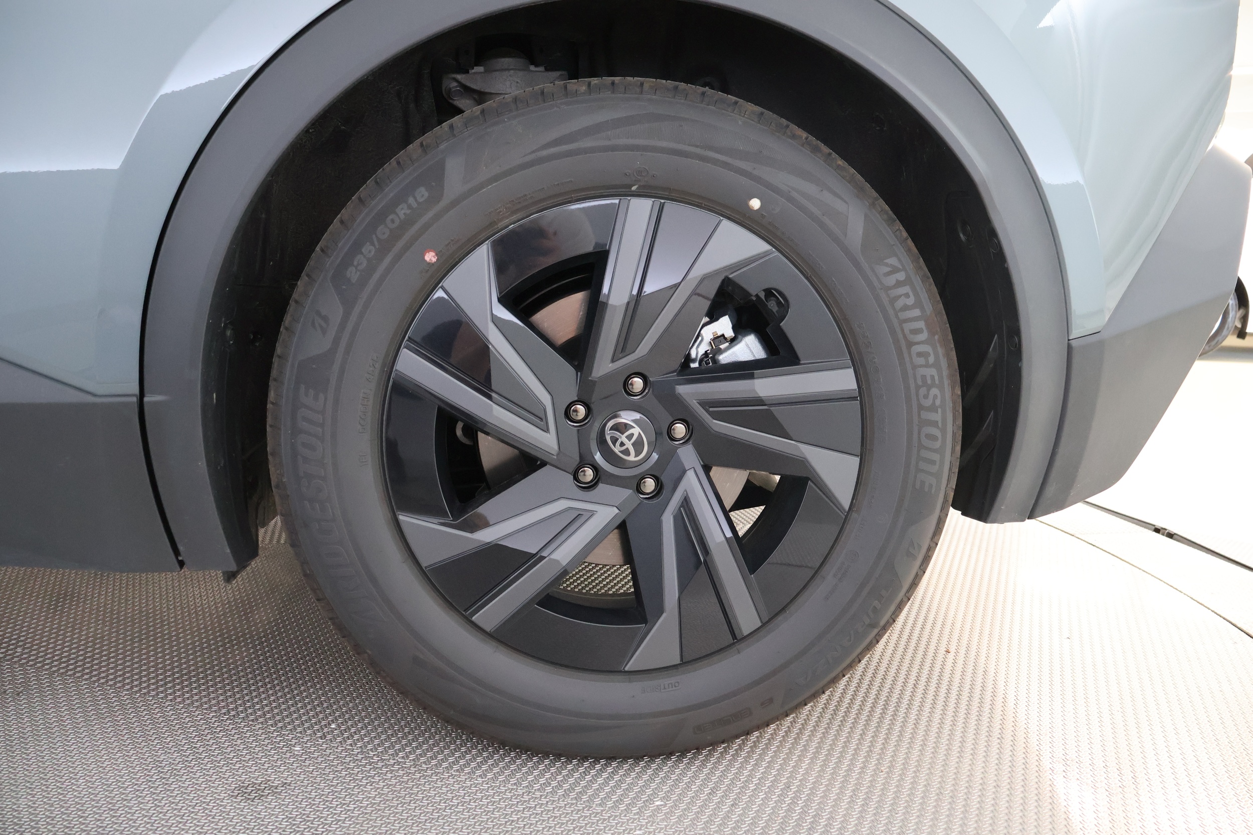 TOYOTA C-HR+ 16