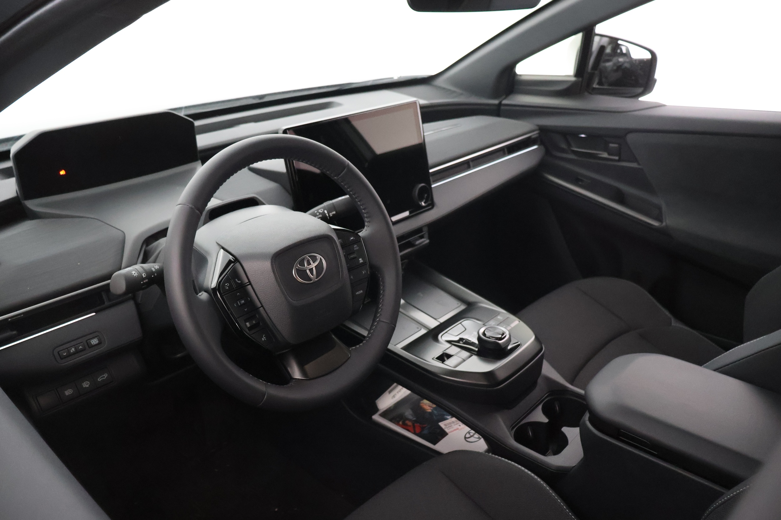 TOYOTA C-HR+ 19