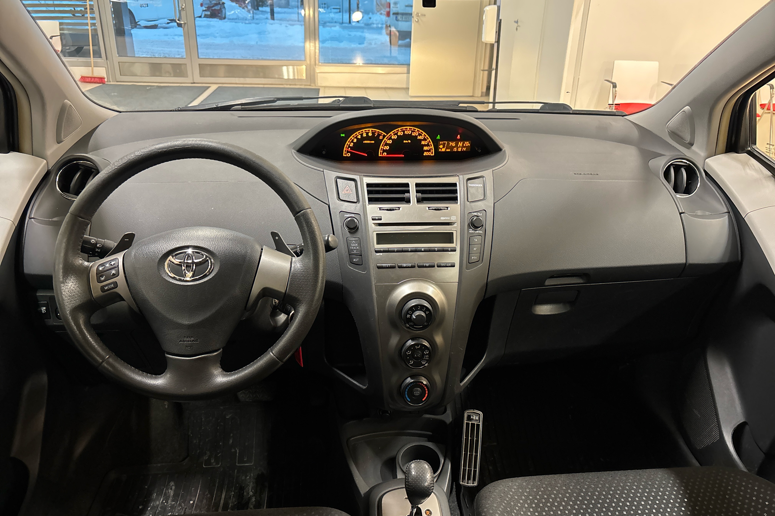 TOYOTA Yaris 2011