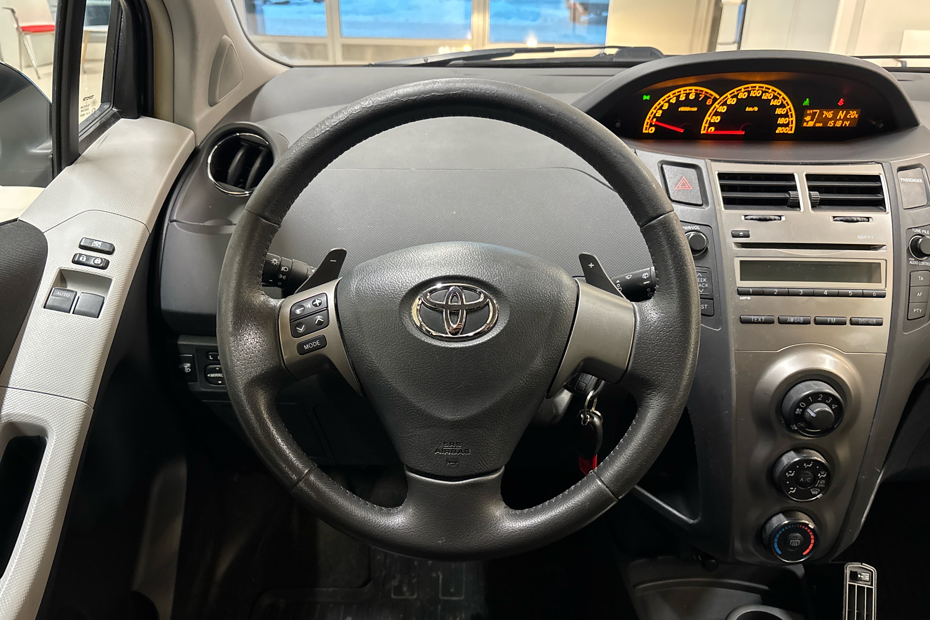TOYOTA Yaris 2011