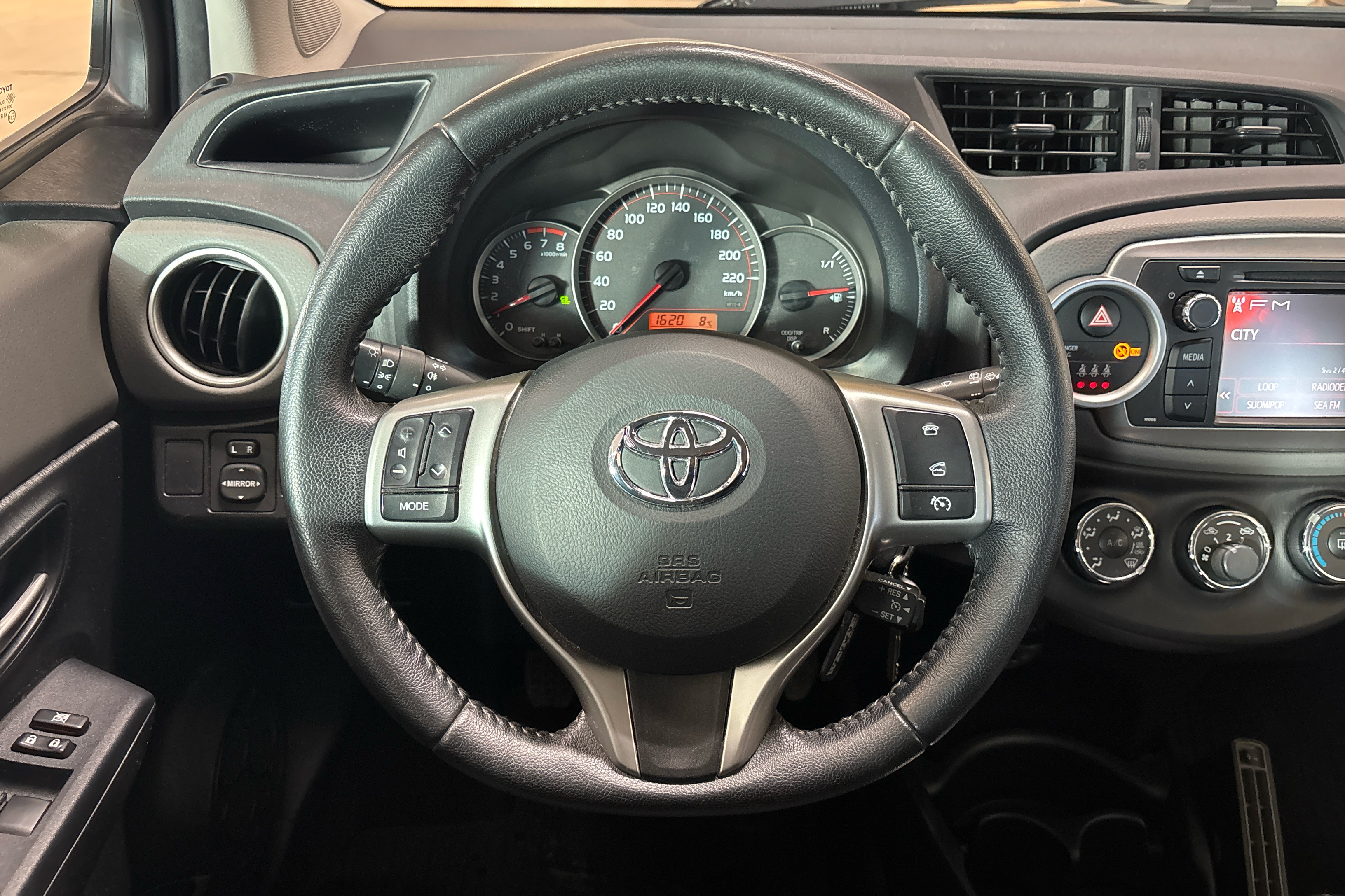 TOYOTA Yaris 2014