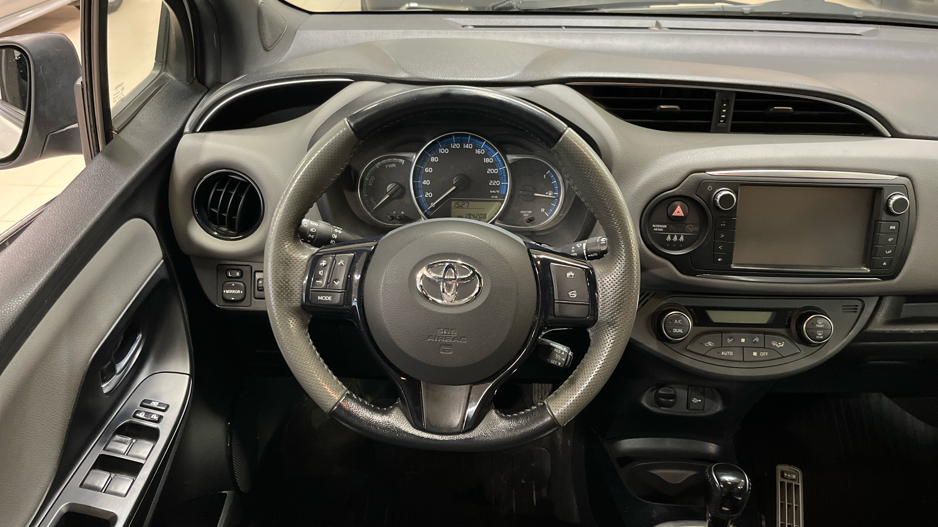 TOYOTA Yaris 2016