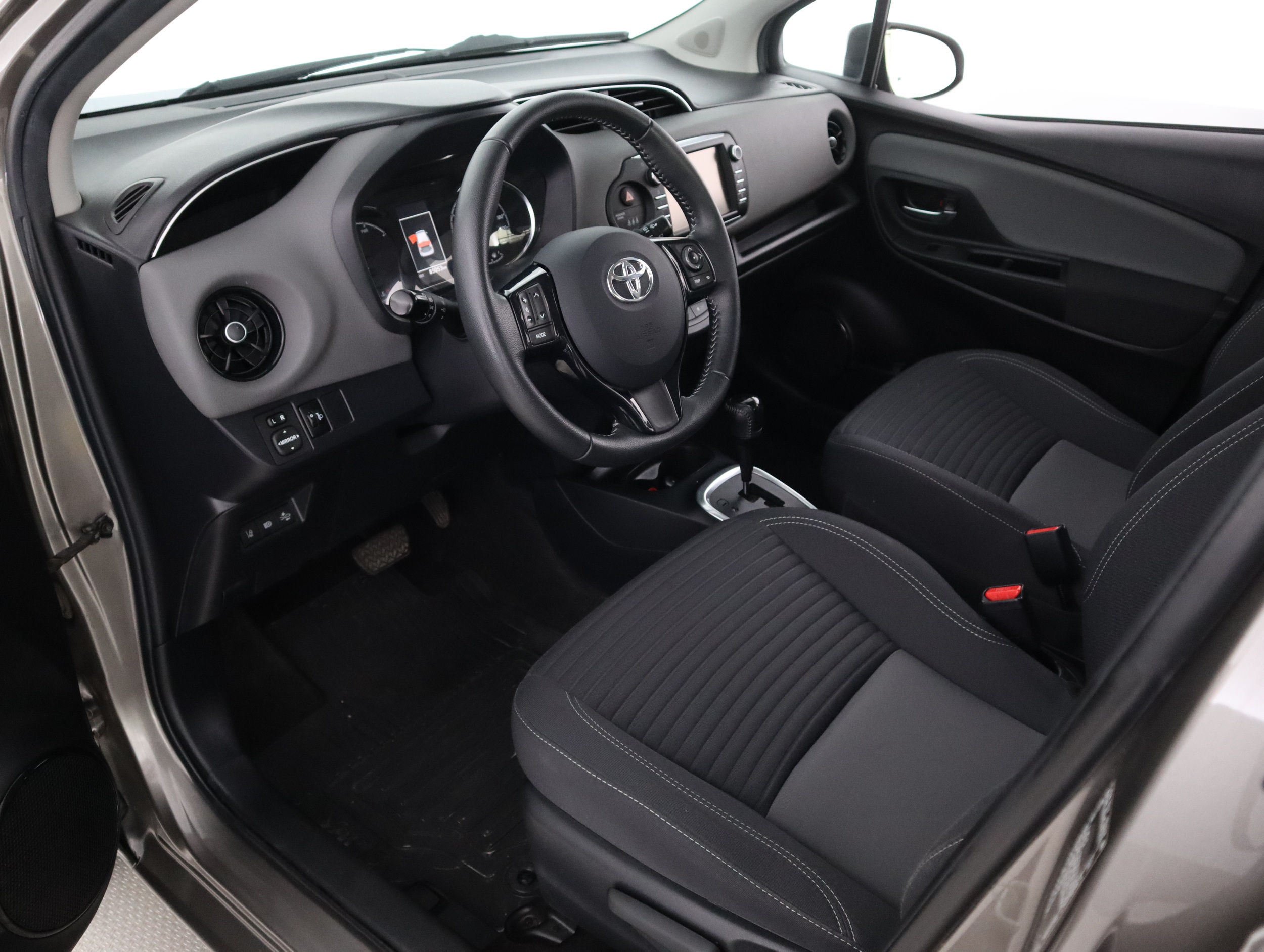 TOYOTA Yaris 2018