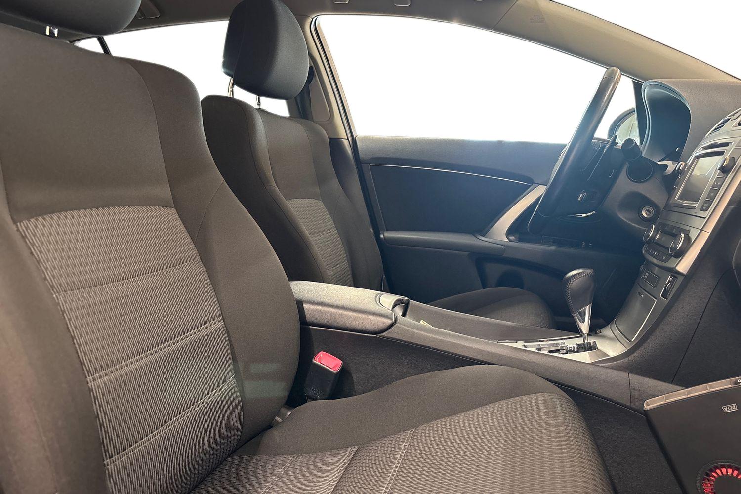 TOYOTA Avensis 2013