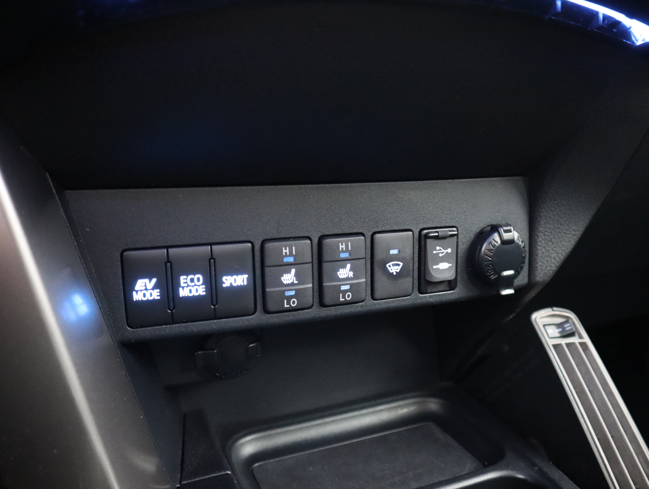 TOYOTA RAV4 29