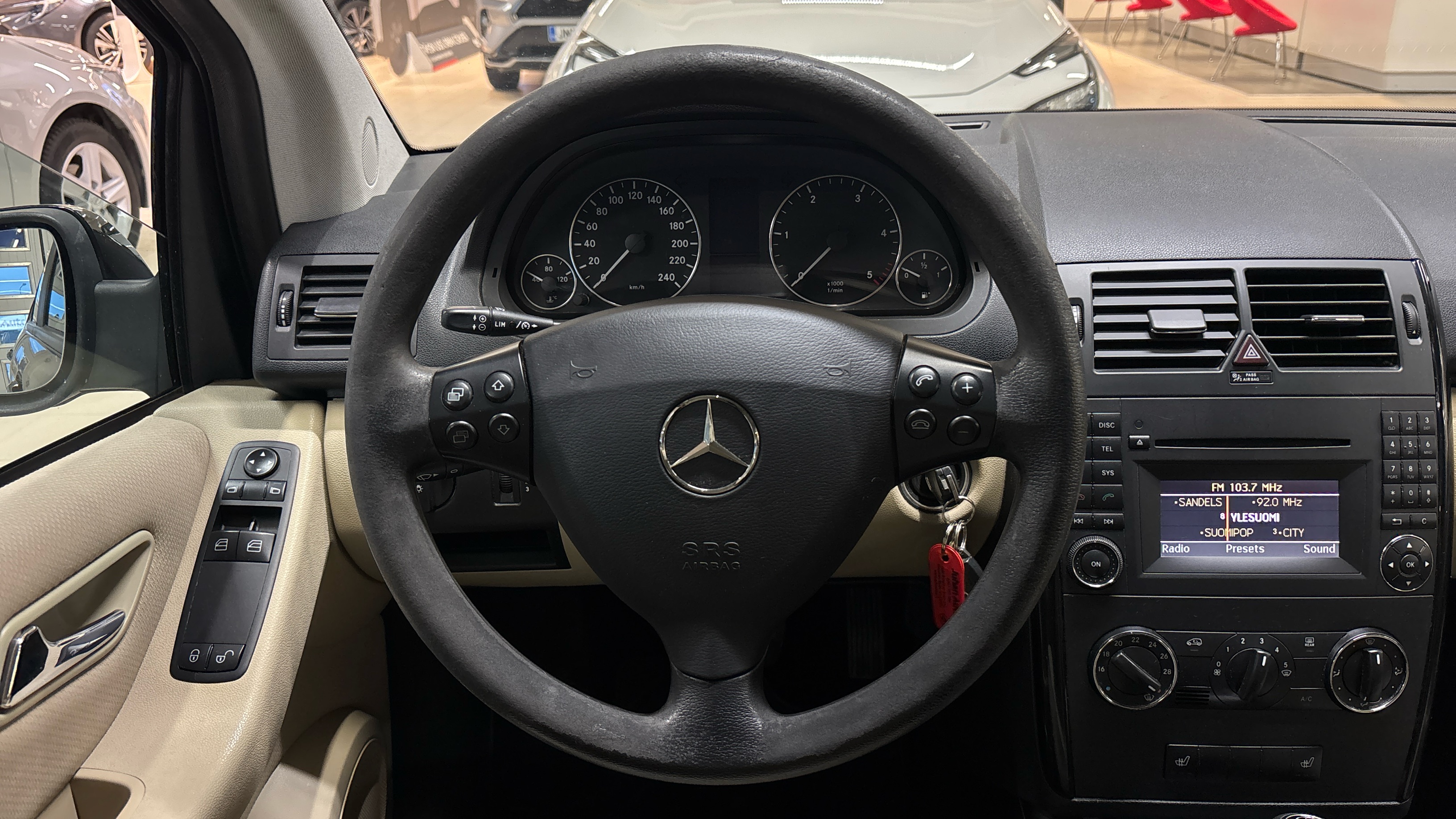 MERCEDES-BENZ A 2011