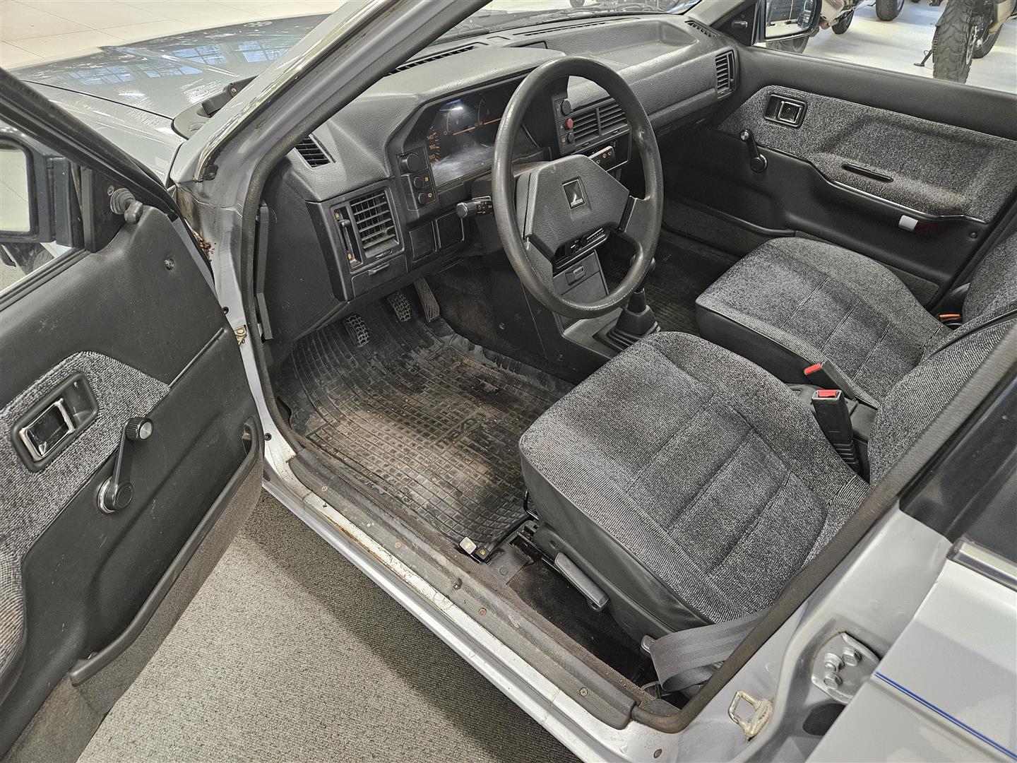 Mazda 323 1989