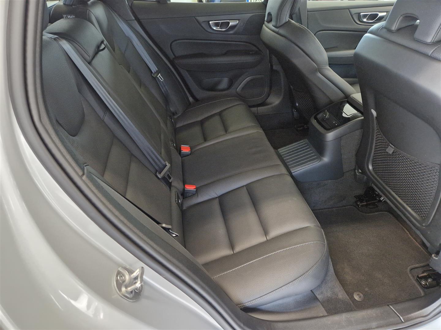 Volvo V60 2025