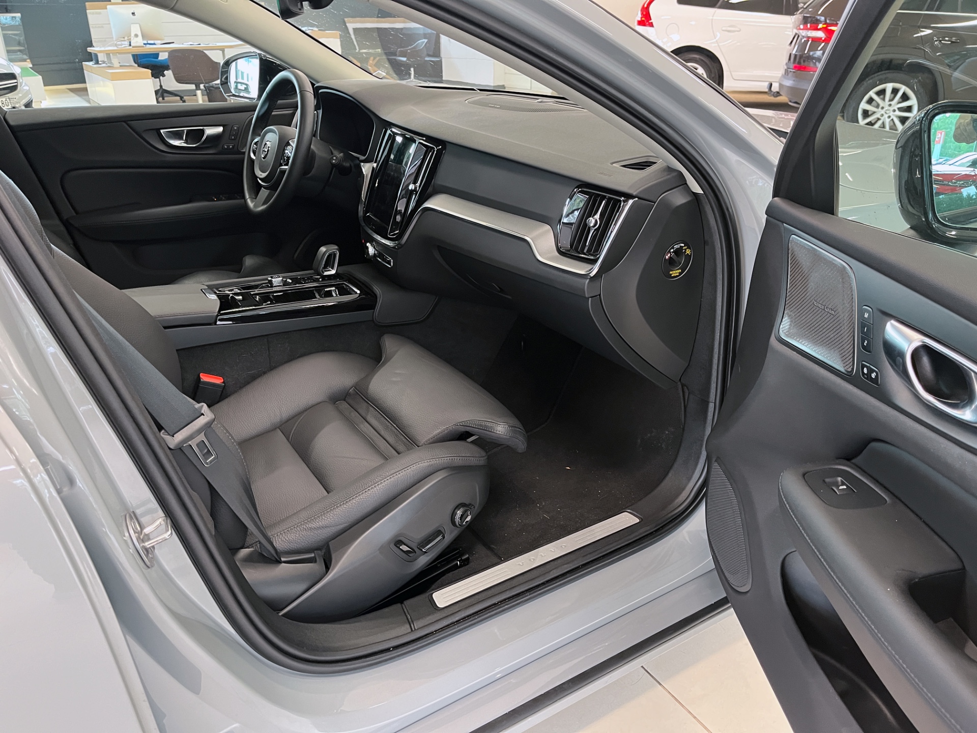 Volvo V60 2025, photo 6/17