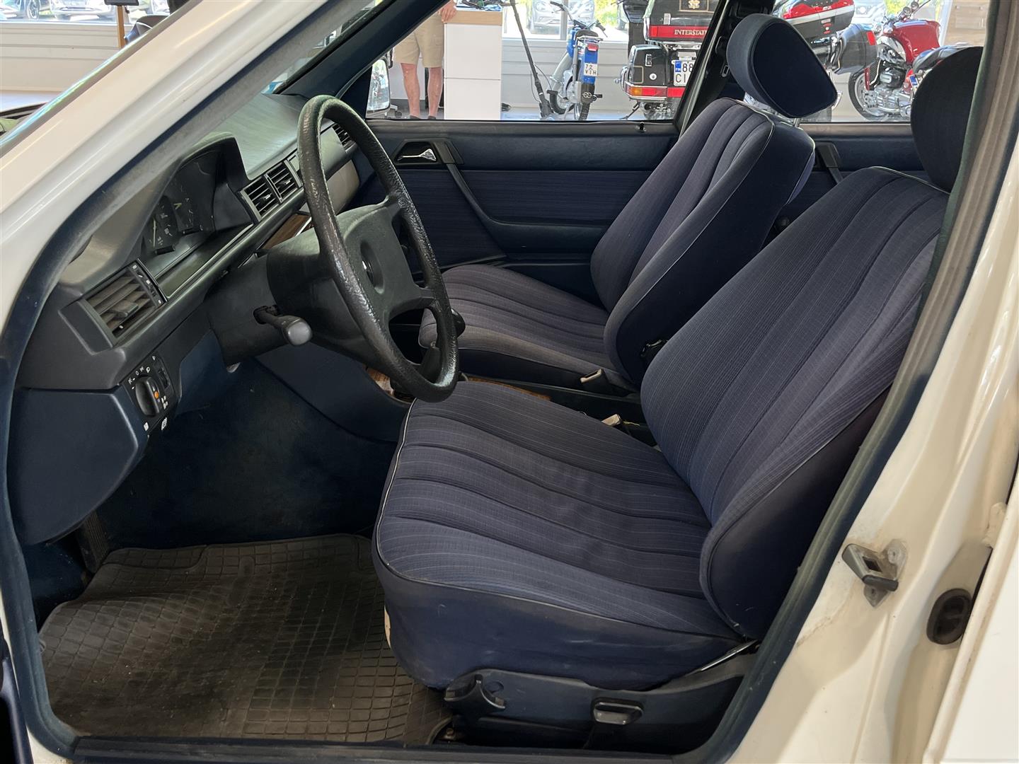 Mercedes-Benz 200 1985