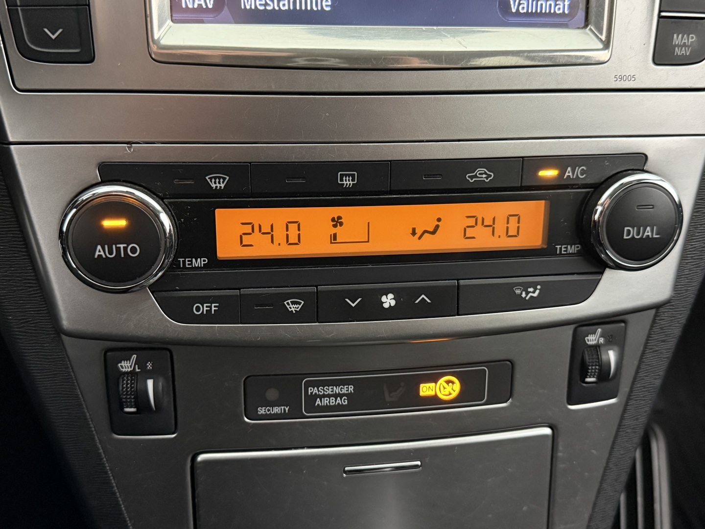 TOYOTA Avensis 2012
