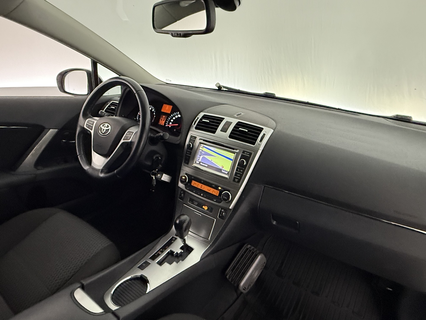 TOYOTA Avensis 2012