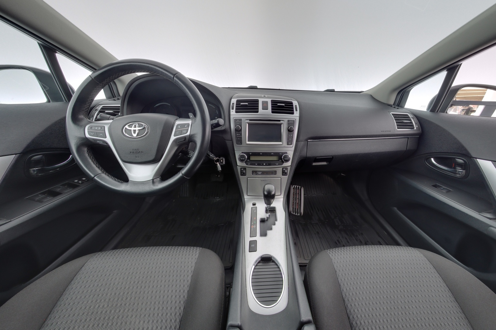 TOYOTA Avensis 2012