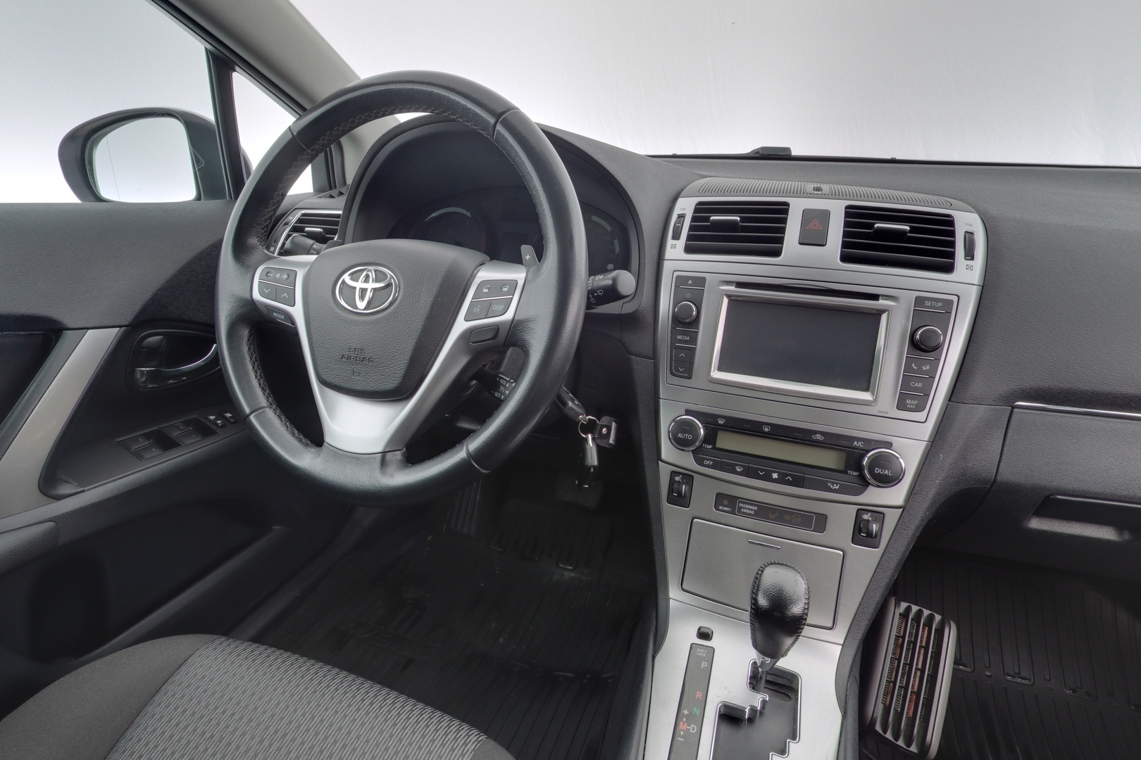 TOYOTA Avensis 2012