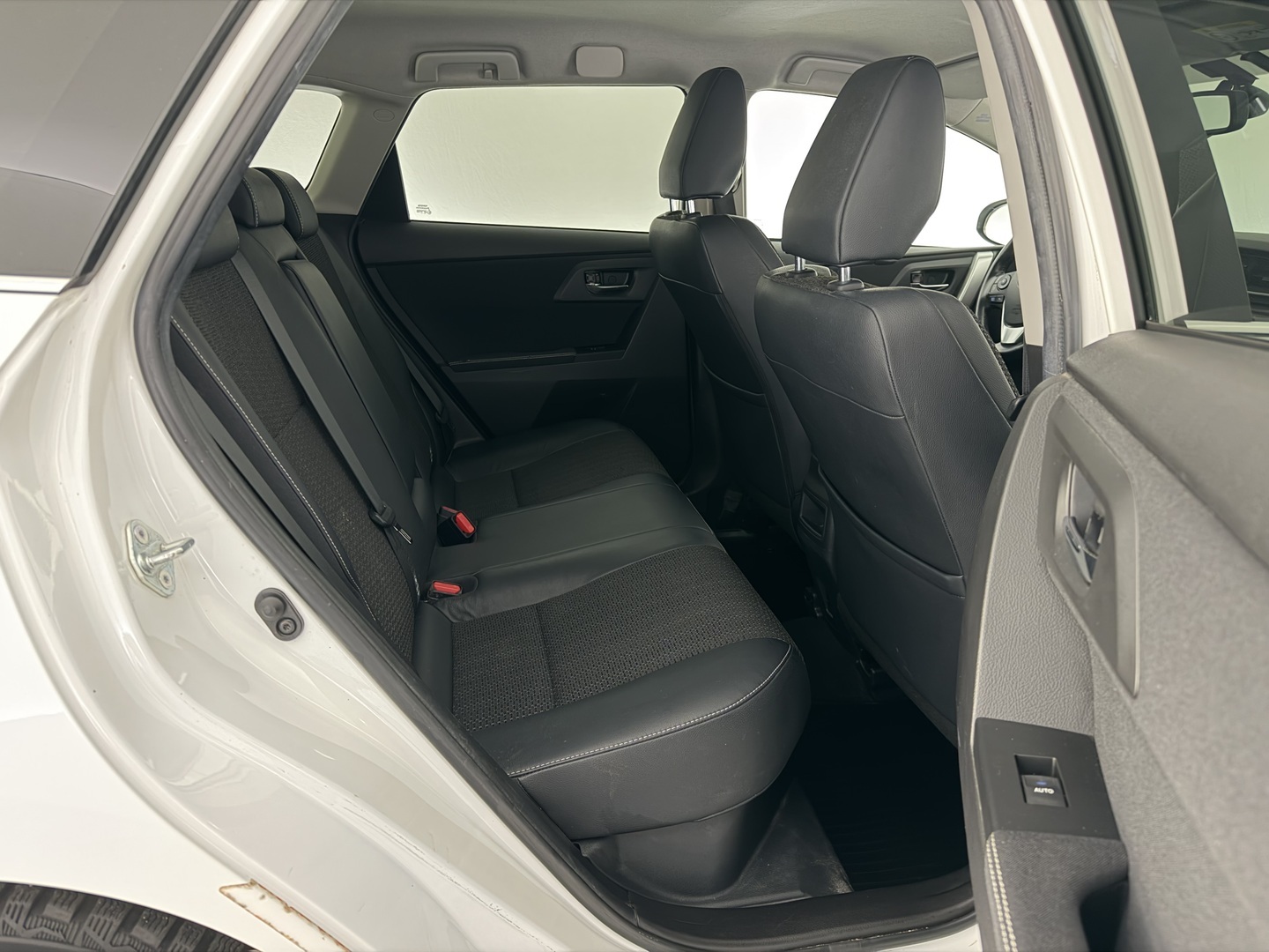 TOYOTA Auris 2015
