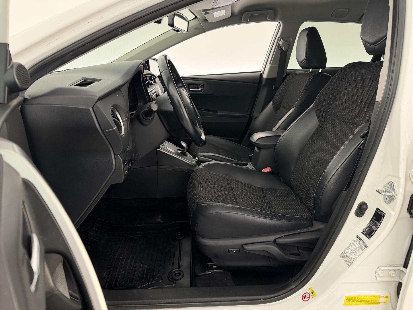 TOYOTA Auris 2015