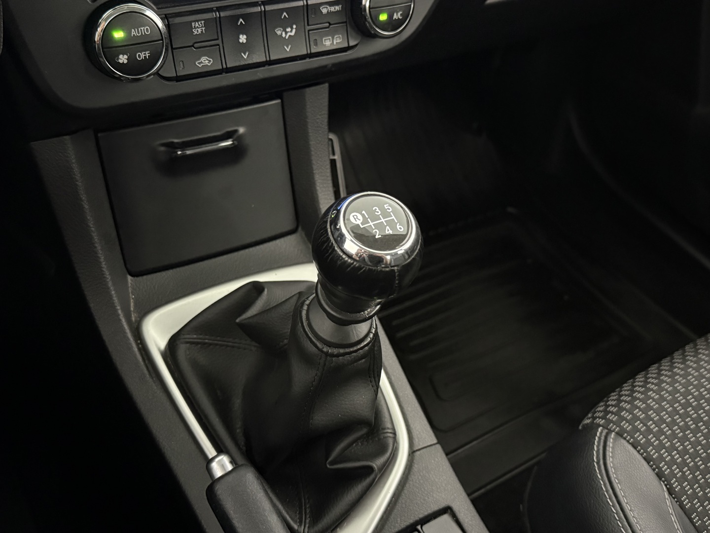 TOYOTA Corolla 2015