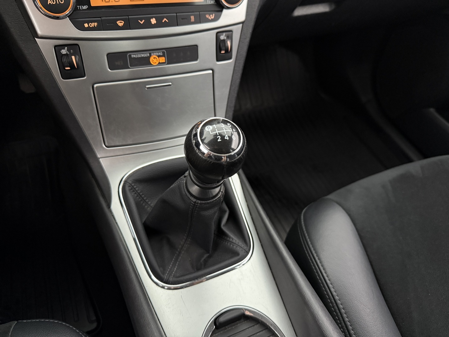 TOYOTA Avensis 2014