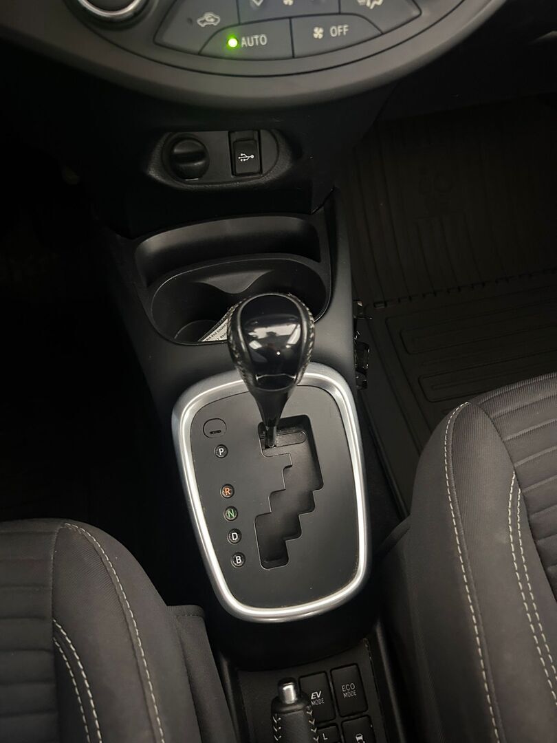 TOYOTA Yaris 2017