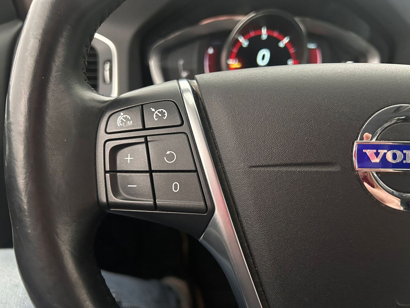 VOLVO V60 2015
