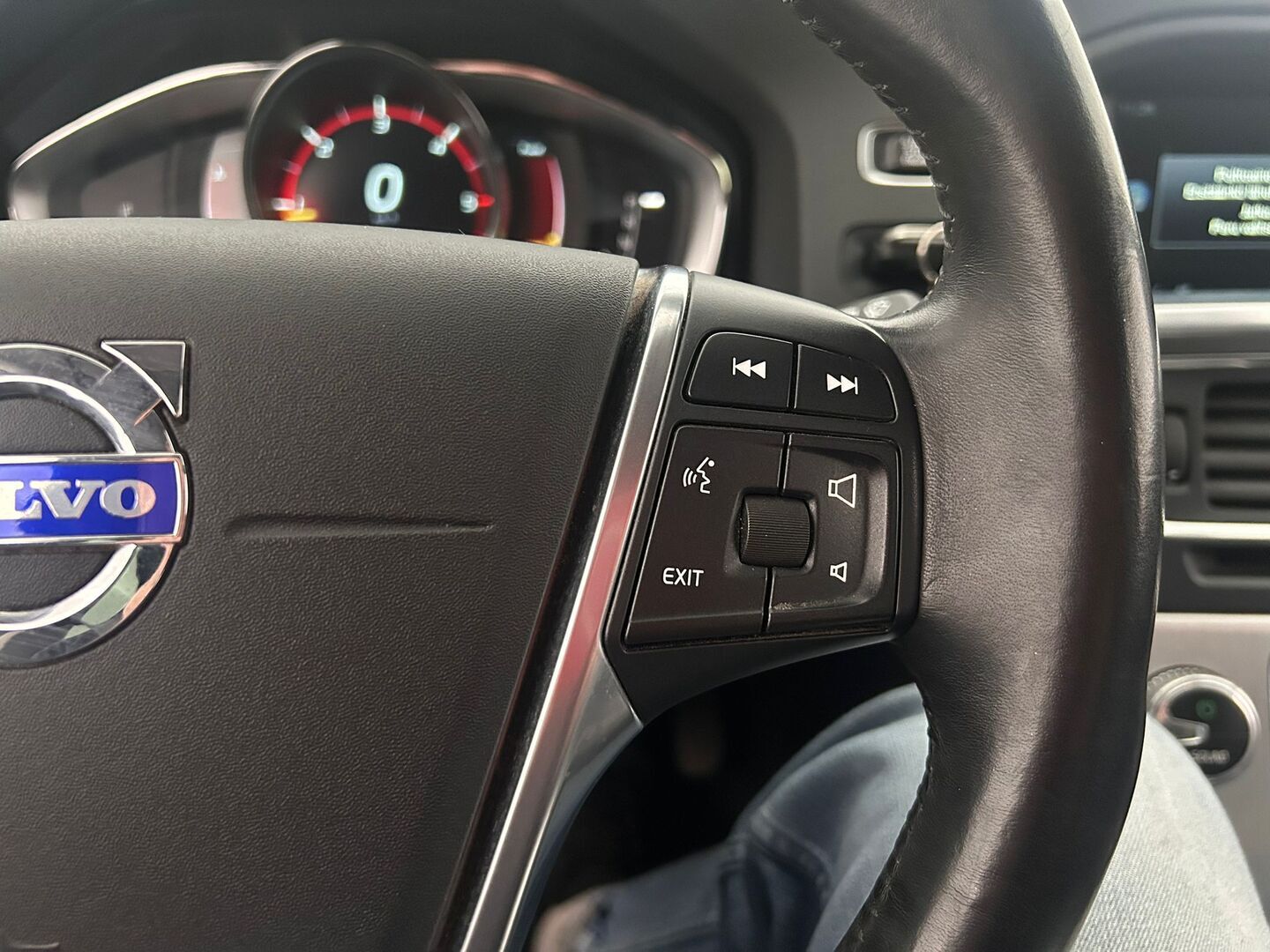 VOLVO V60 2015