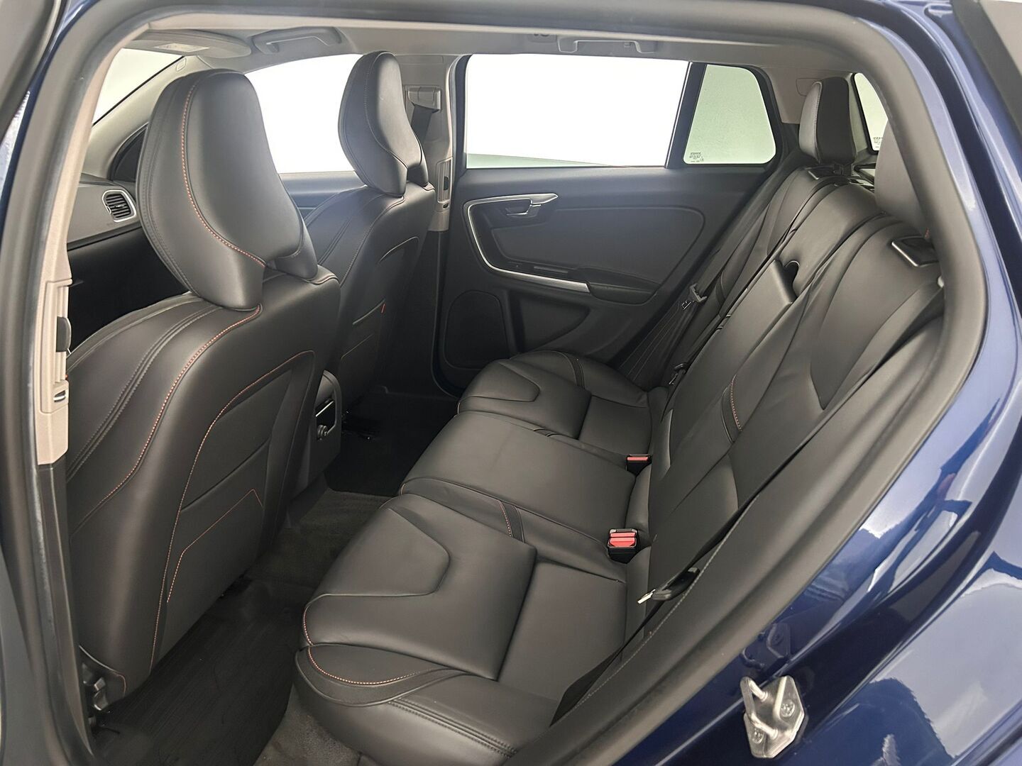VOLVO V60 2015