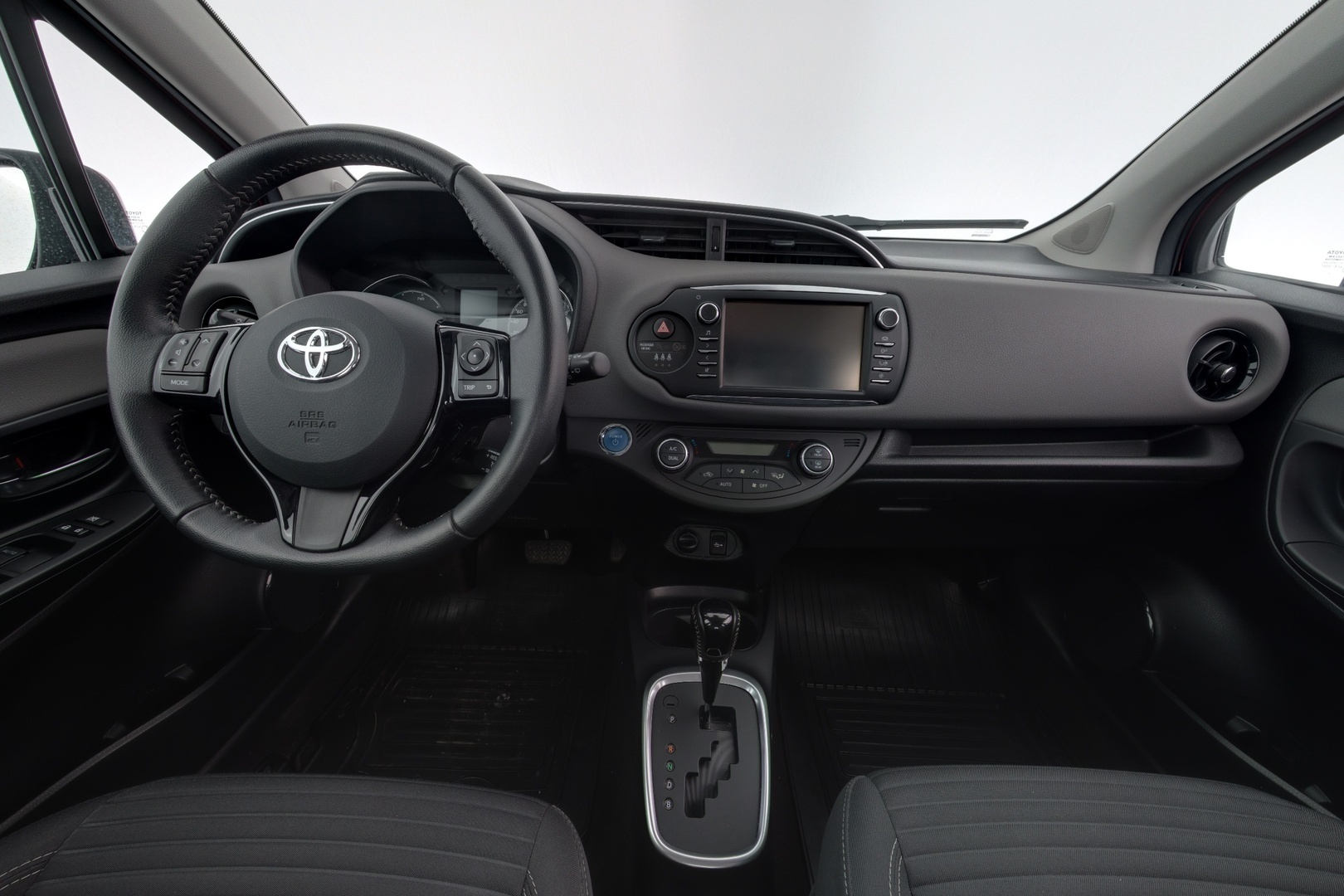 TOYOTA Yaris 2017
