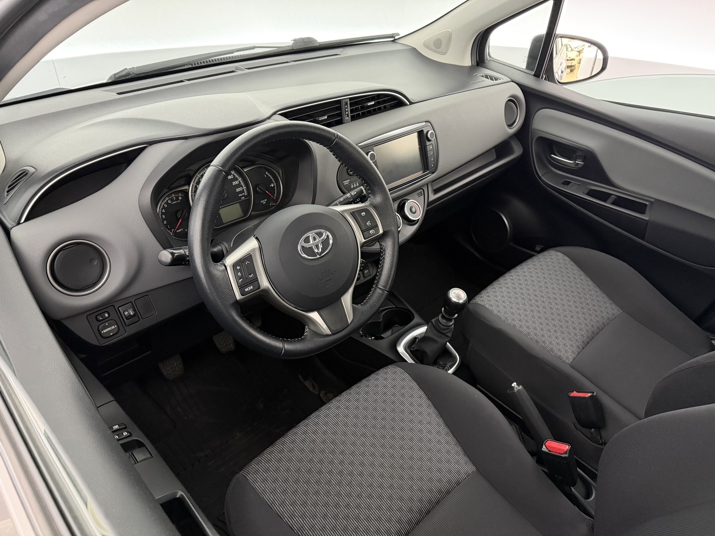 TOYOTA Yaris 2015