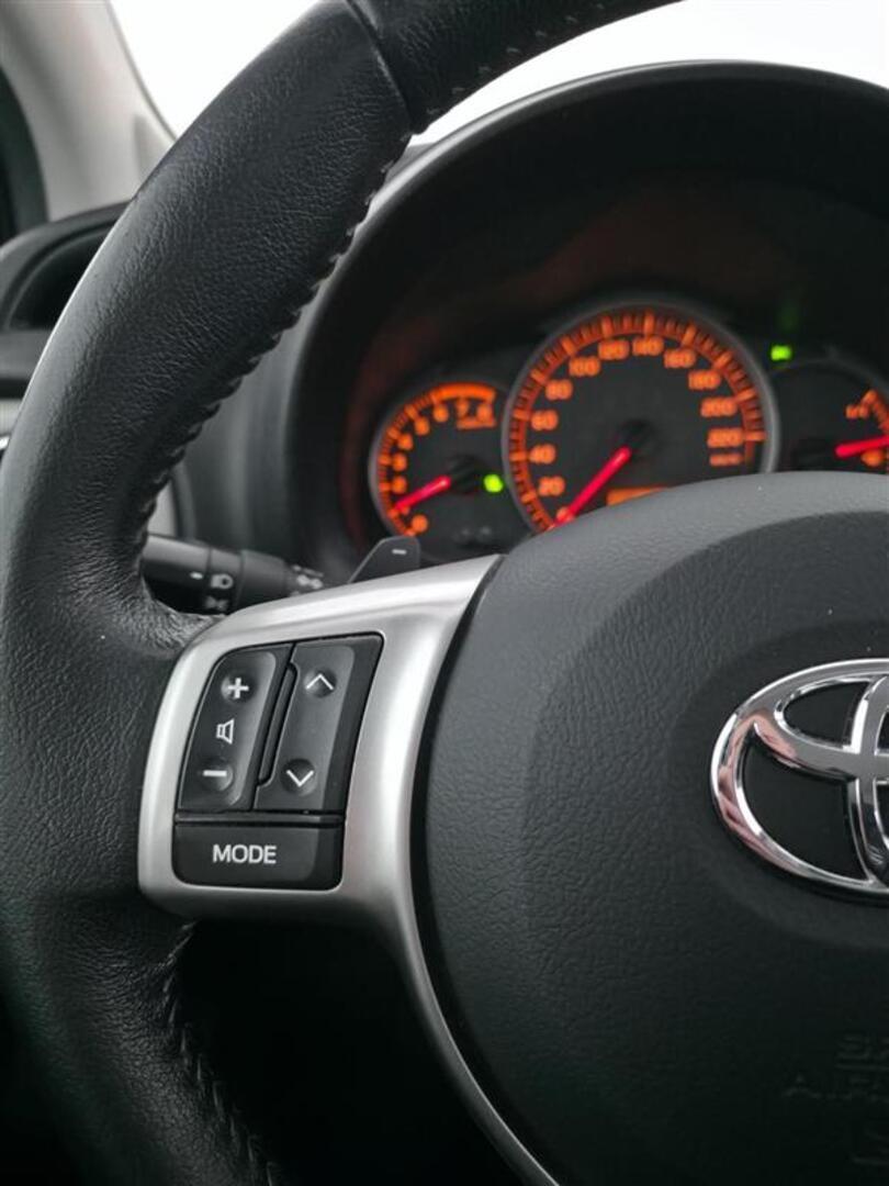 TOYOTA Yaris 2013