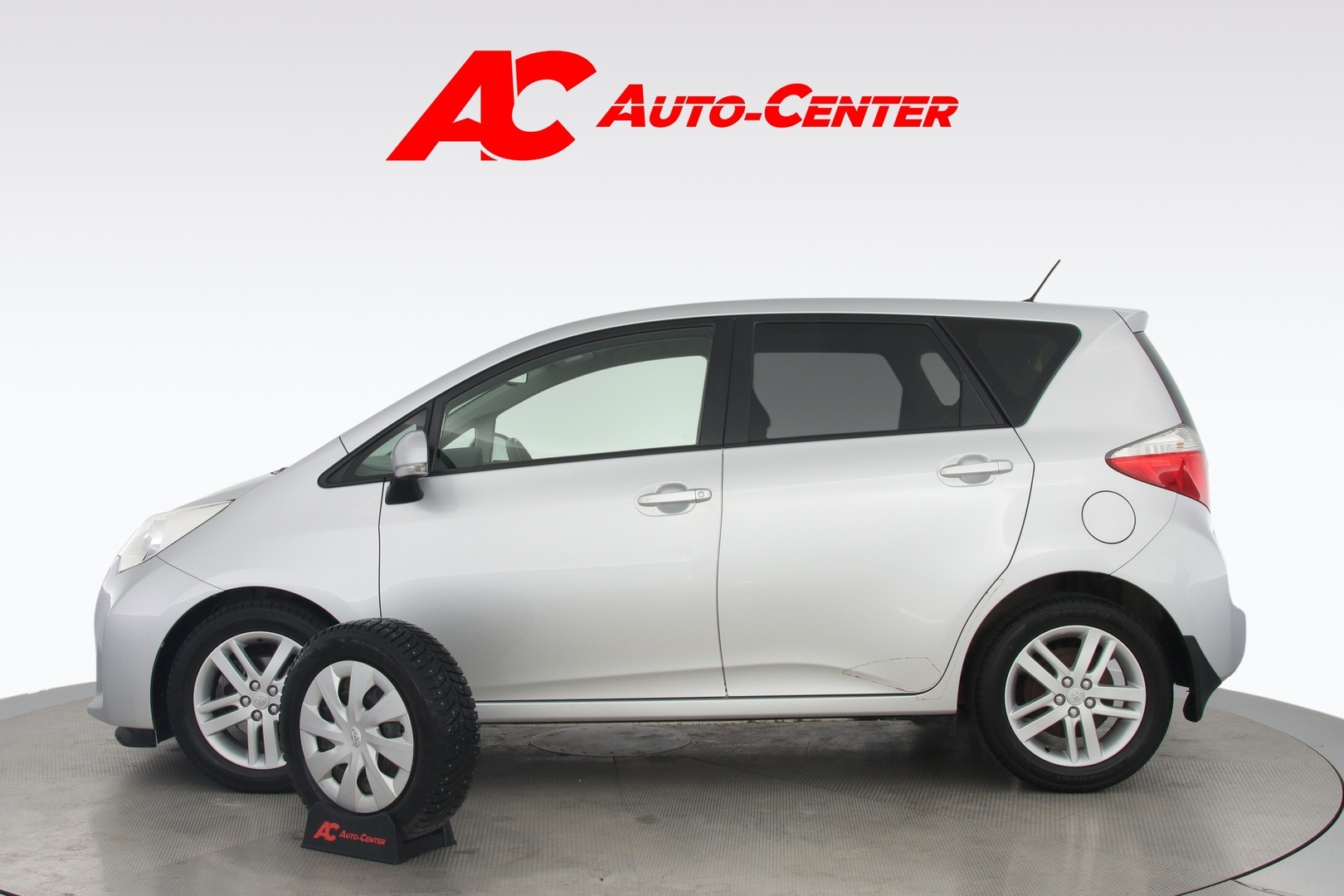 TOYOTA Verso-S 2012