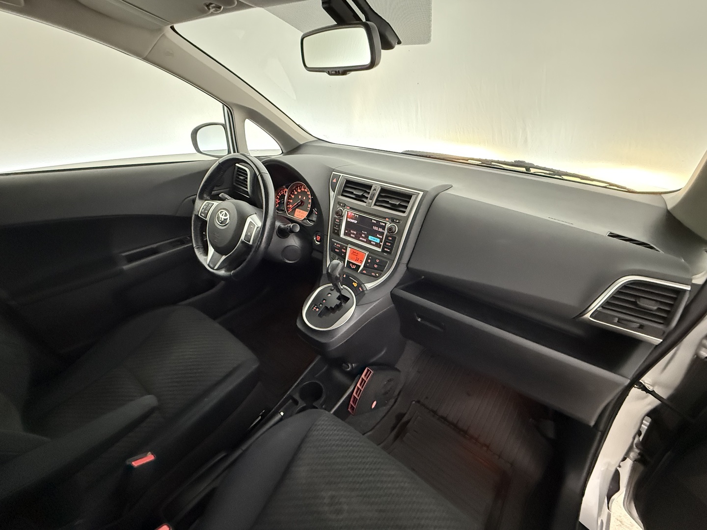 TOYOTA Verso-S 2012
