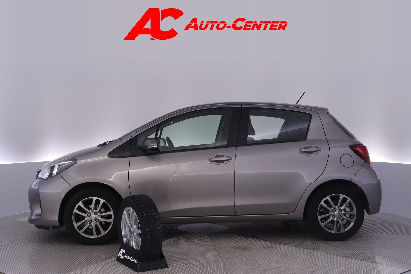 TOYOTA Yaris 2015