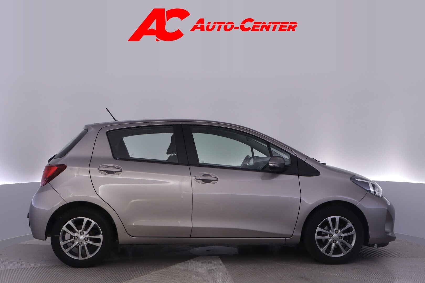 TOYOTA Yaris 2015