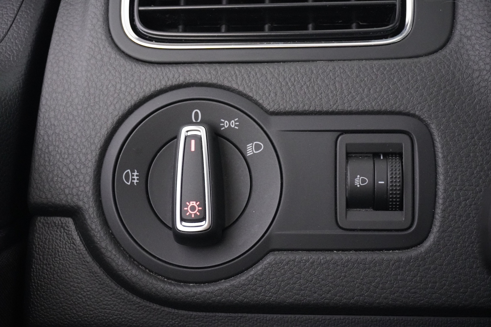 VOLKSWAGEN Polo 2015