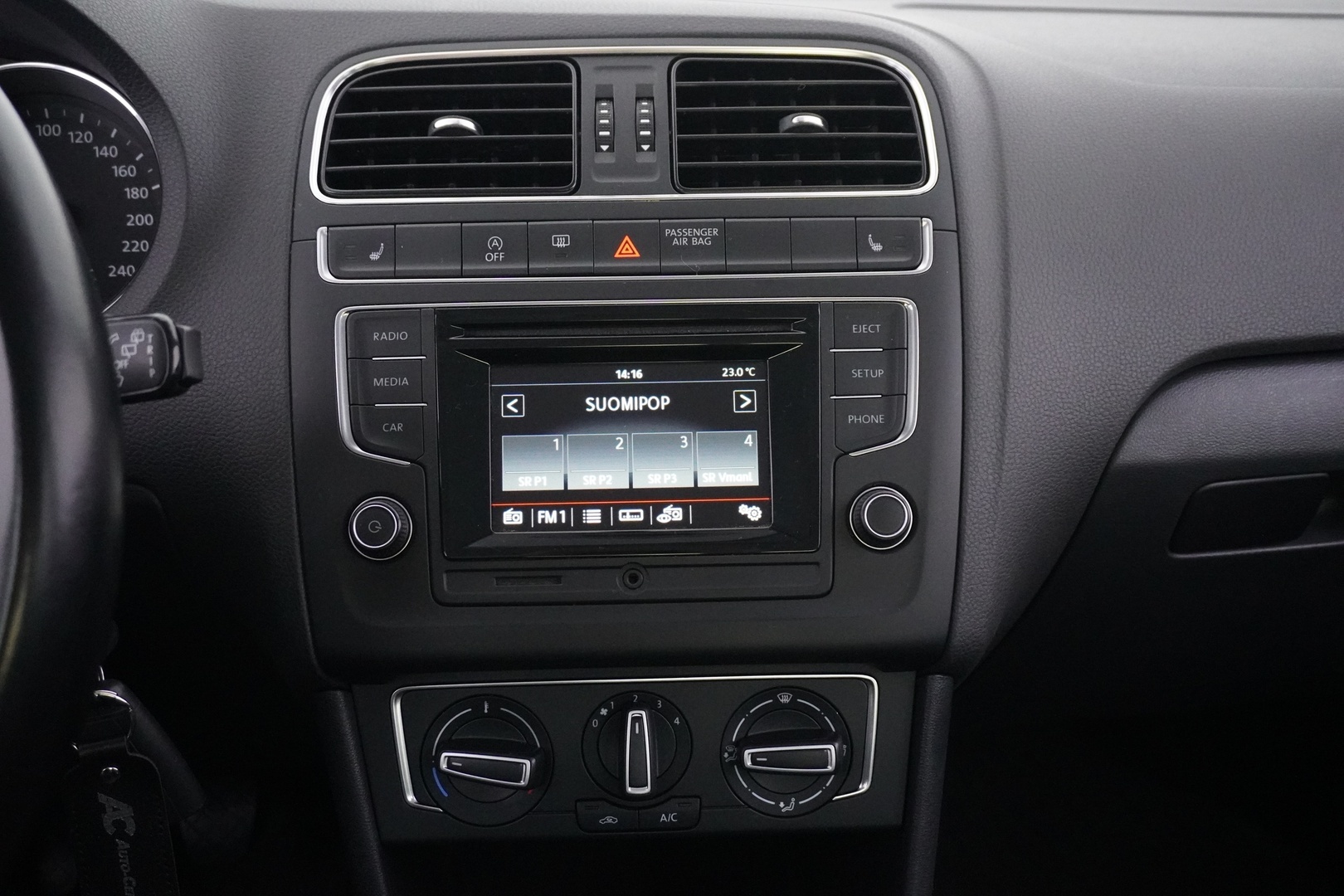 VOLKSWAGEN Polo 2015