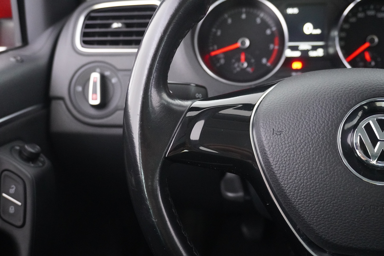 VOLKSWAGEN Polo 2015
