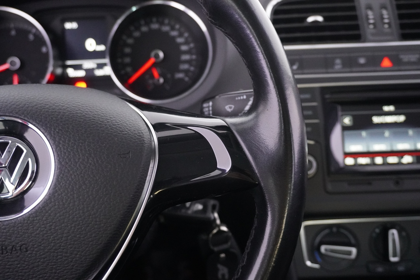 VOLKSWAGEN Polo 2015